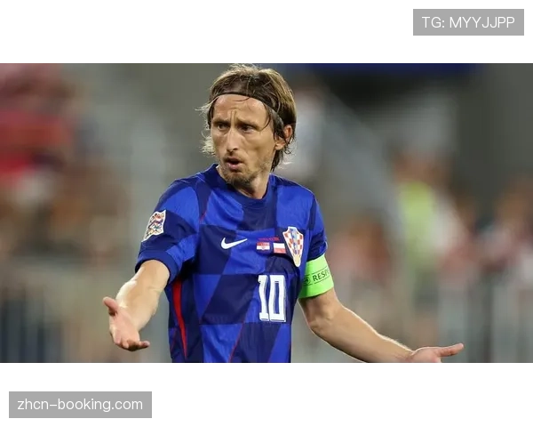 特写：37岁的莫德里奇在赛前训练中加练任意球